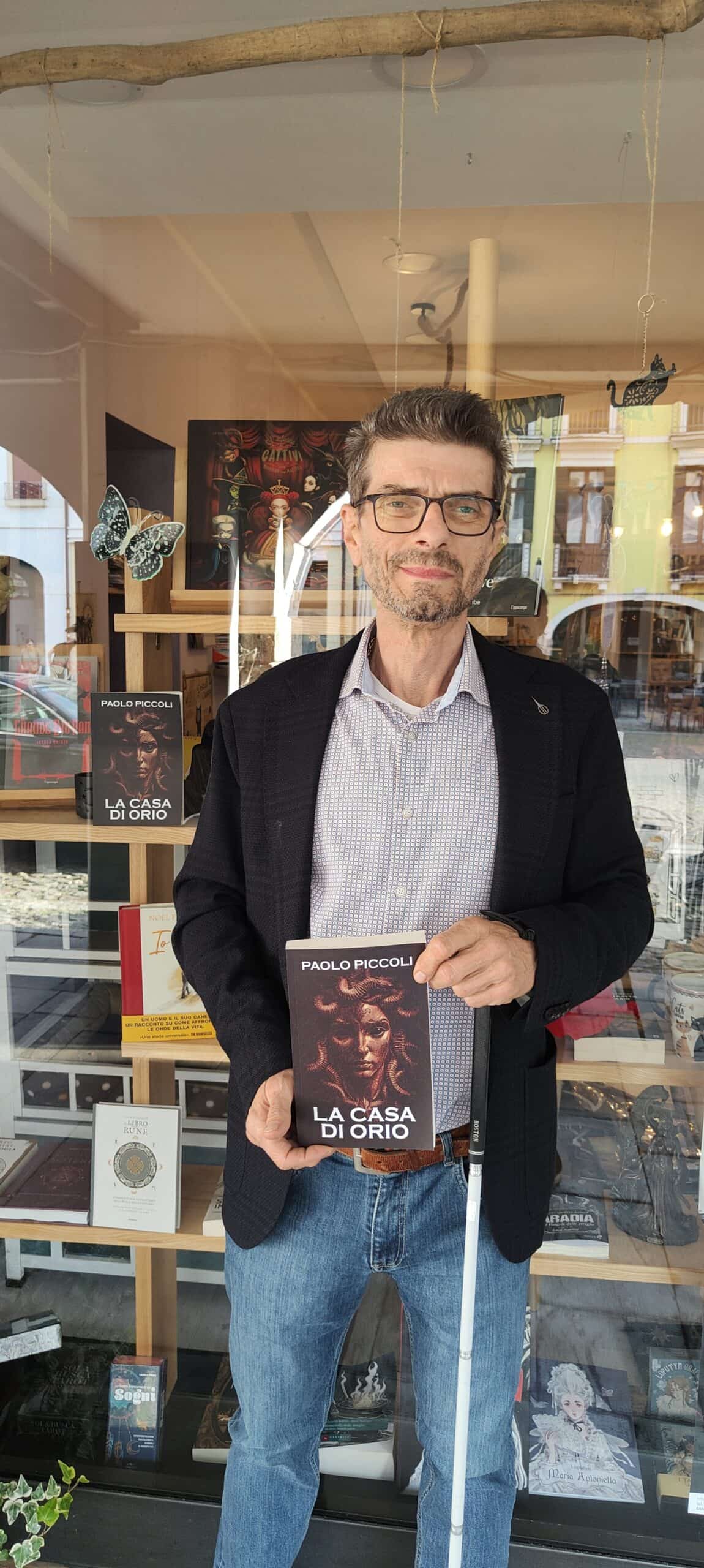 Fotografia dell'autore con in mano il libro